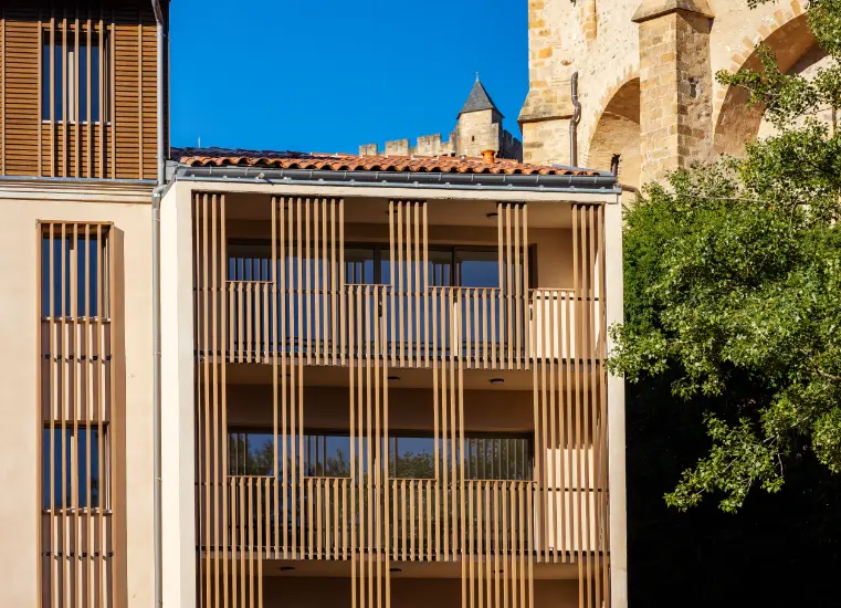Artisan menuisier posant une fenêtre aluminium – Miroiterie Midi Pyrénées Roques-sur-Garonne